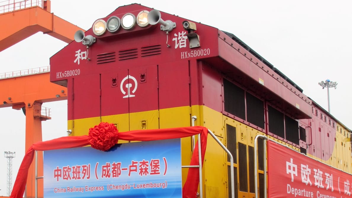Lok mit chinesischen Schriftzeichen: Sie soll vom chinesischen Chengdu bis nach Luxemburg fahren. Lok mit chinesischen Schriftzeichen: Sie soll vom chinesischen Chengdu bis nach Luxemburg fahren.
