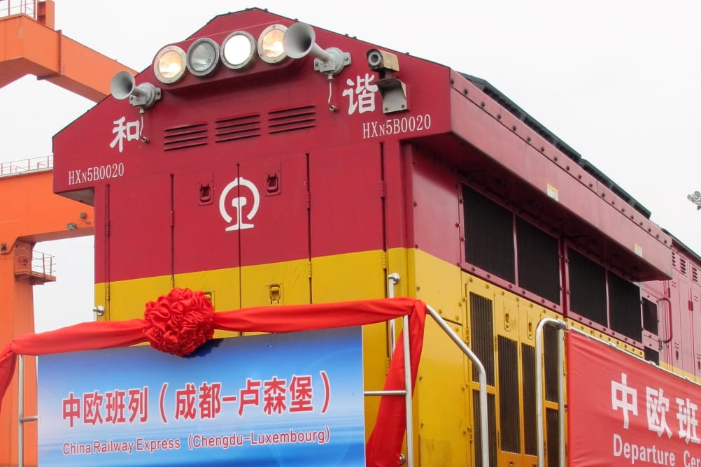 Lok mit chinesischen Schriftzeichen: Sie soll vom chinesischen Chengdu bis nach Luxemburg fahren. Lok mit chinesischen Schriftzeichen: Sie soll vom chinesischen Chengdu bis nach Luxemburg fahren.