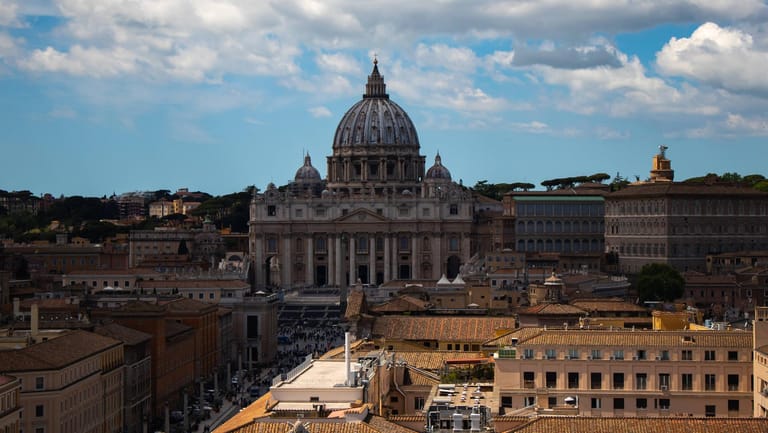 Blick auf den Petersdom: Seit 2006 sollen sich die Spenden an den Vatikan halbiert haben. (Archivbild)