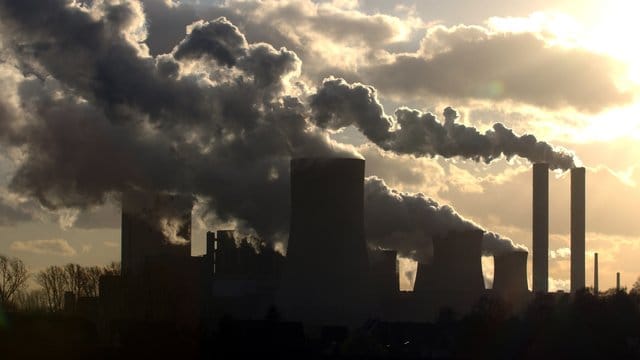 Mehr als 4000 Unternehmen sollen künftig ermitteln, wie viele Treibhausgase durch die von ihnen in einem Jahr in Verkehr gebrachten Brennstoffe entstanden sind. Mehr als 4000 Unternehmen sollen künftig ermitteln, wie viele Treibhausgase durch die von ihnen in einem Jahr in Verkehr gebrachten Brennstoffe entstanden sind.