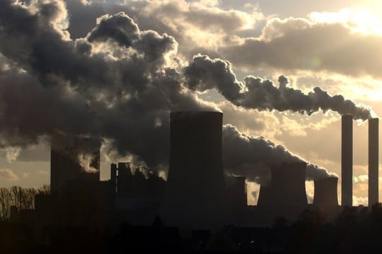Mehr als 4000 Unternehmen sollen künftig ermitteln, wie viele Treibhausgase durch die von ihnen in einem Jahr in Verkehr gebrachten Brennstoffe entstanden sind.