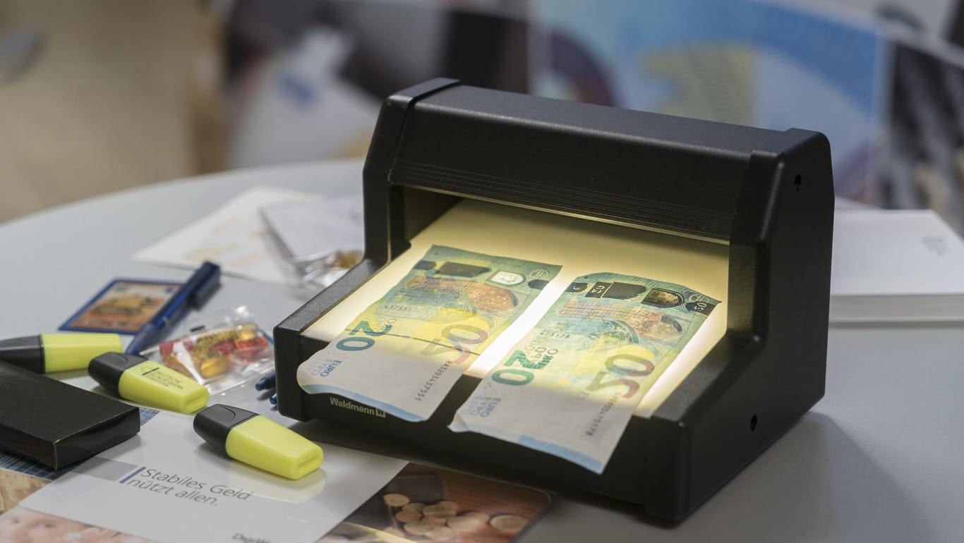 Die Bundesbank zeigt, wie man gefälschte 20-Euro-Scheine identifiziert: Auch das sogenannte Filmgeld ist auf den ersten Blick nicht zu erkennen.