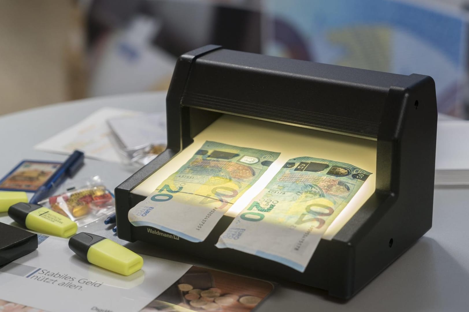 Die Bundesbank zeigt, wie man gefälschte 20-Euro-Scheine identifiziert: Auch das sogenannte Filmgeld ist auf den ersten Blick nicht zu erkennen.