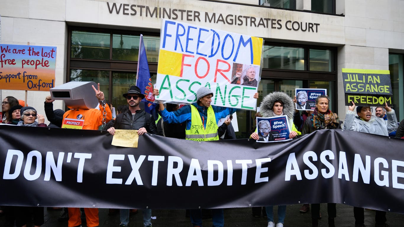 Demonstranten vor dem Westminster Magistrates' Court in London fordern Assanges Freilassung: Die Hauptanhörung findet am 28. Februar 2020 statt.