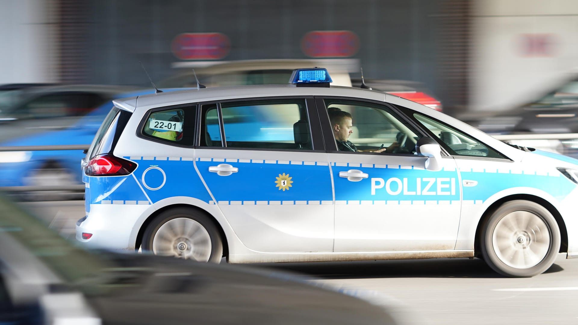 Ein Auto der Berliner Polizei (Symbolbild): Die Beamten sperrten die Straße für die Spurensuche. Ein Auto der Berliner Polizei (Symbolbild): Die Beamten sperrten die Straße für die Spurensuche.