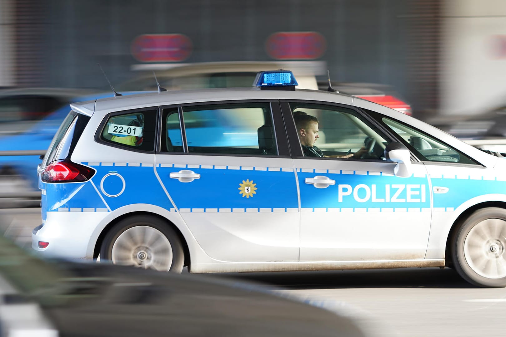 Ein Auto der Berliner Polizei (Symbolbild): Die Beamten sperrten die Straße für die Spurensuche.