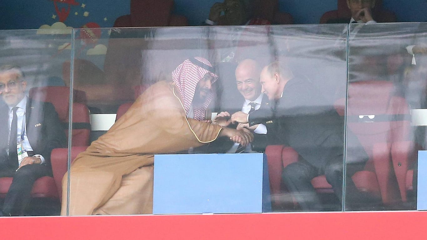 Mohammad bin Salman (l.) mit Fifa-Präsident Infantino (m.) und Russlands Präsident Putin (r.): Für den saudischen Kronprinzen ist das Fußball-Geschäft kein Neuland.