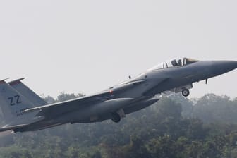 Ein F-15 Luftüberlegenheitsjäger der US-Air Force (Symbolbild): Ein Kampfjet diesen Typs hatte letzte Woche seinen Treibstoff über Westdeutschland abgelassen.