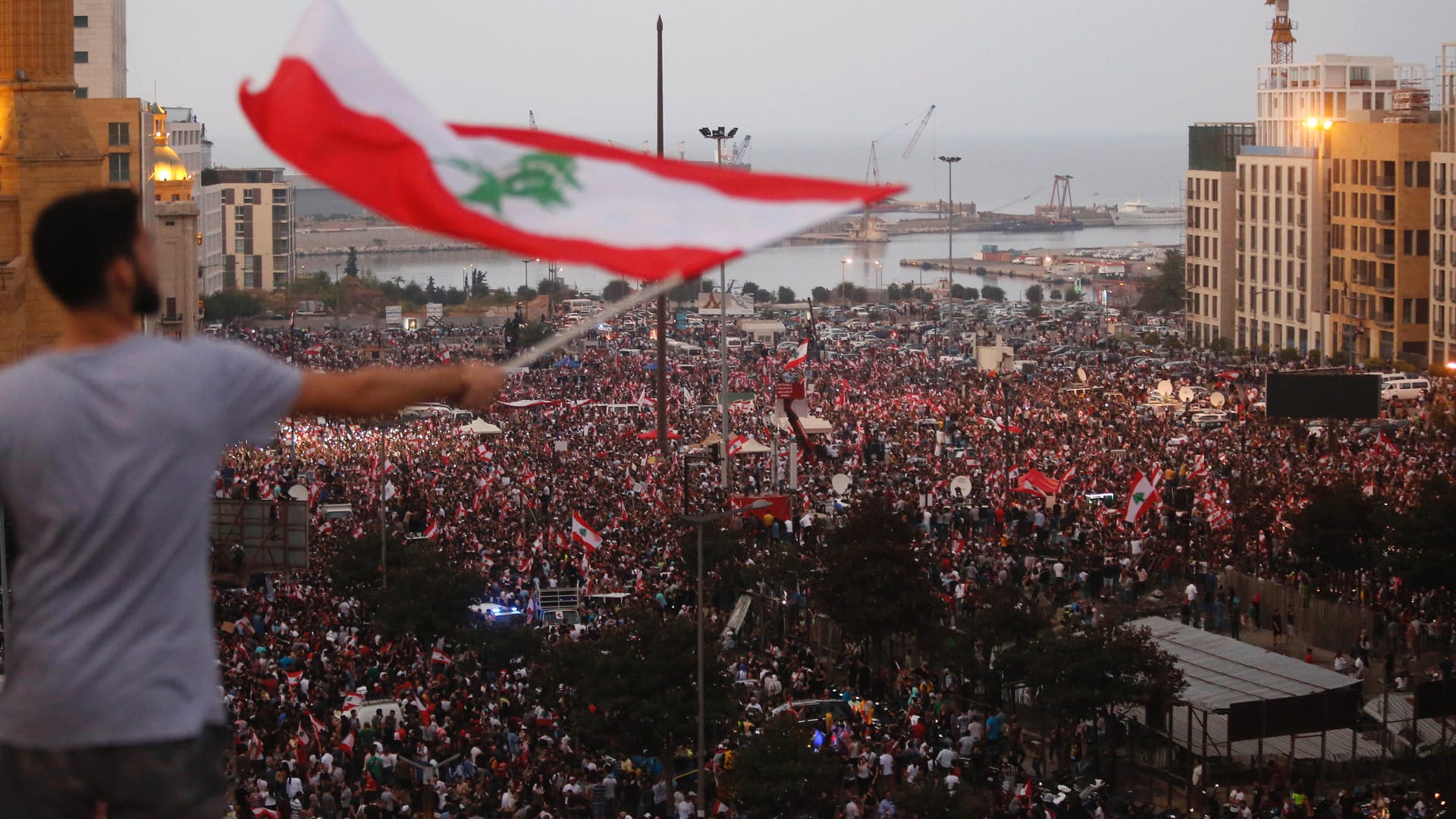 Massendemonstration in der libanesischen Hauptstadt Beirut: An der Protestbewegung beteiligen sich Menschen verschiedenen Glaubens und unterschiedlicher sozialer Schichten.