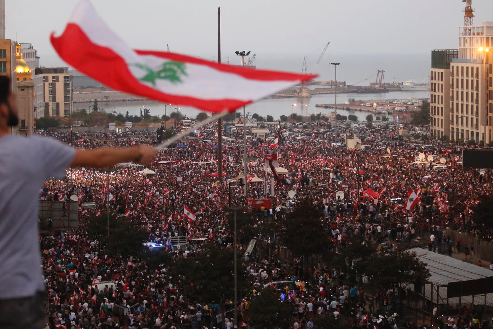 Massendemonstration in der libanesischen Hauptstadt Beirut: An der Protestbewegung beteiligen sich Menschen verschiedenen Glaubens und unterschiedlicher sozialer Schichten.