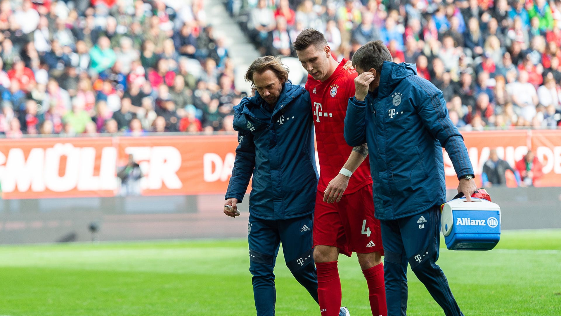 Niklas Süle am Samstag in Augsburg: Der Verteidiger könnte für die EM ausfallen.