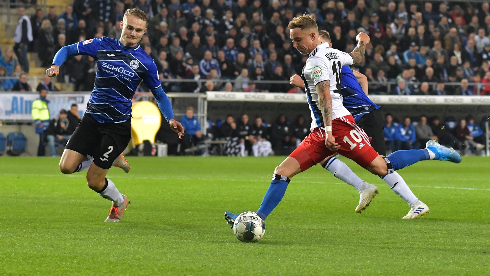 Hamburgs Sonny Kittel beim Schussversuch: Der HSV verpasste es am Montagabend, die Tabellenführung auszubauen.