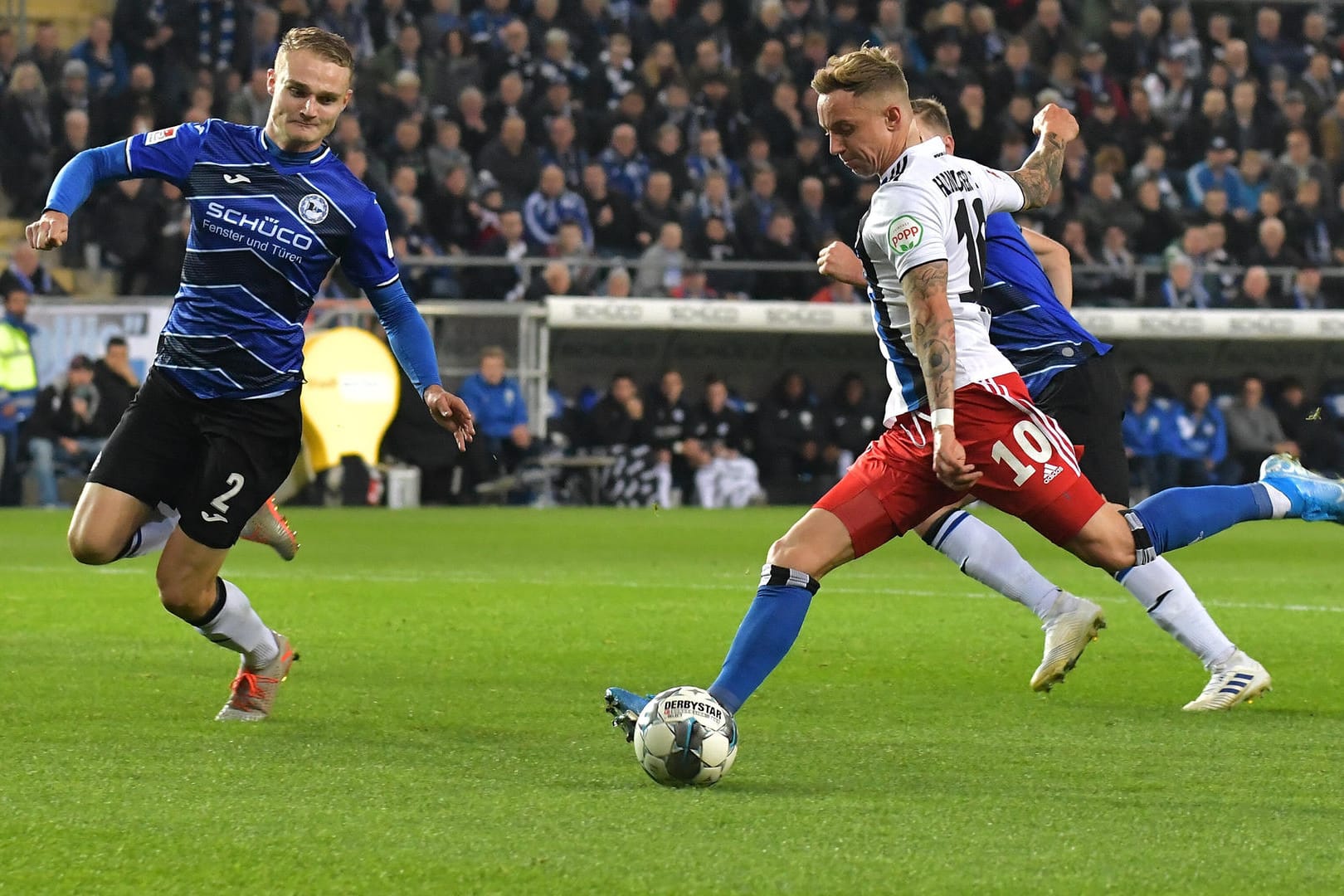 Hamburgs Sonny Kittel beim Schussversuch: Der HSV verpasste es am Montagabend, die Tabellenführung auszubauen.