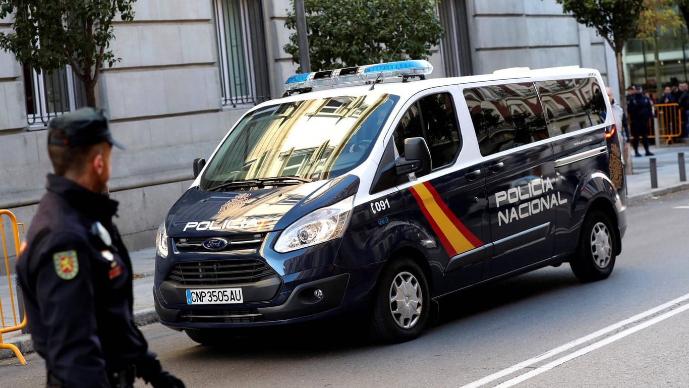Polizisten in Madrid: Sie haben eine Verbrecherbande geschnappt, die systematisch in die Häuser von Fußball-Stars eingebrochen sind.