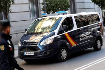 Polizisten in Madrid: Sie haben eine Verbrecherbande geschnappt, die systematisch in die Häuser von Fußball-Stars eingebrochen sind.