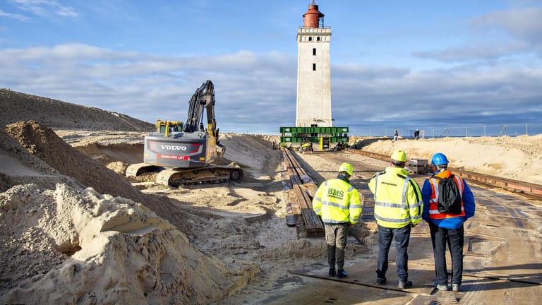 Auf Schienen soll der Leuchtturm auf der Düne Rubjerg Knude ins Landesinnere geschoben werden.