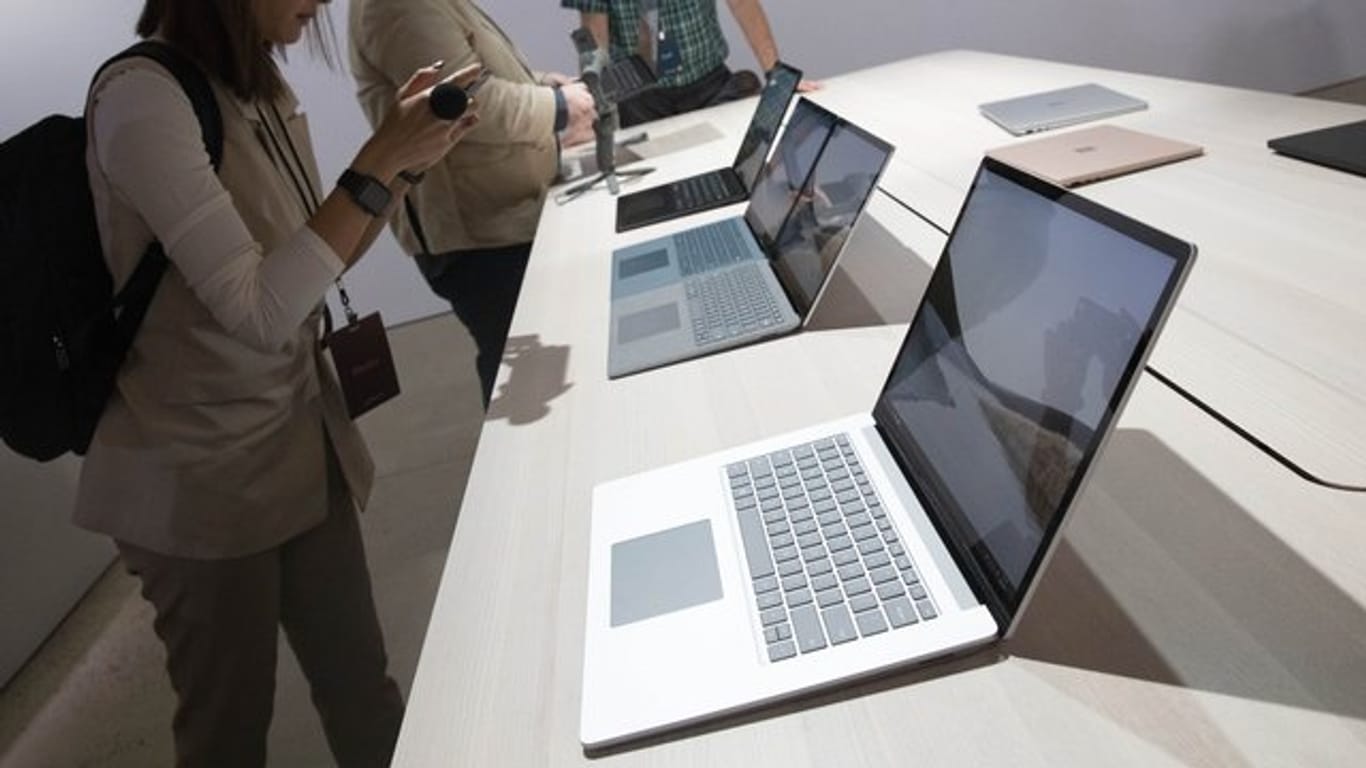 Kunden probieren den Microsoft Surface Laptop 3 aus.