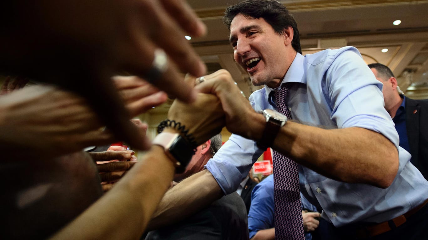 Justin Trudeau: Ersten Prognosen zufolge liegen die Liberalen des kanadischen Premierministers wieder vorn.