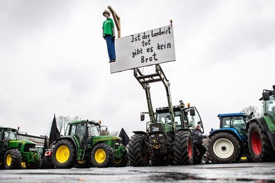 Eine Puppe hängt an einem Traktor und baumelt an einem Galgen mit dem Schild: "Ist der Landwirt tot gibt es kein Brot".