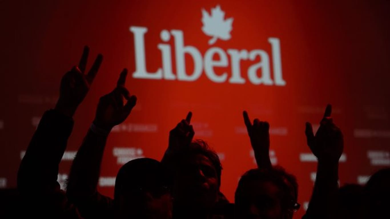 Anhänger der Liberalen von Premierminister Trudeau jubeln über die Wahlergebnisse.