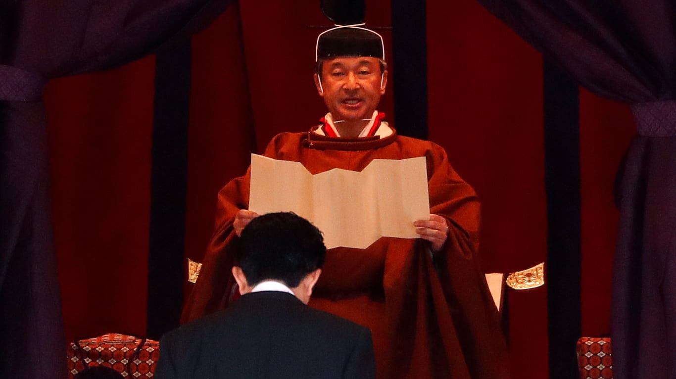 Kaiser Naruhito bei seiner Inthronisierung: Der Monarch trug dabei eine braun-orangene Robe in jahrhundertaltem Design.