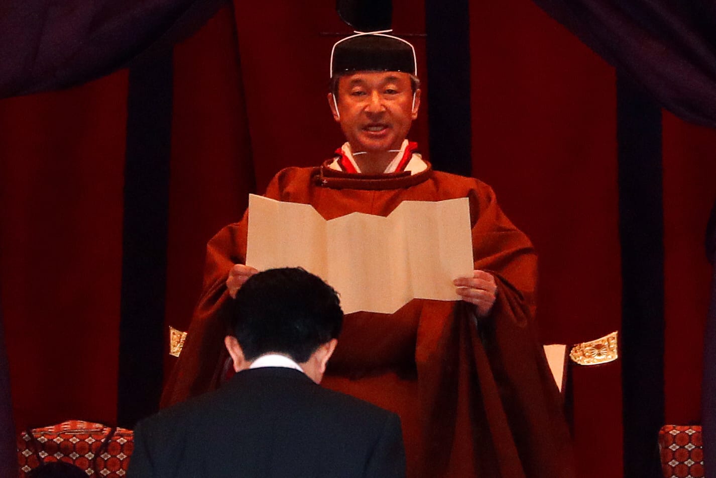 Kaiser Naruhito bei seiner Inthronisierung: Der Monarch trug dabei eine braun-orangene Robe in jahrhundertaltem Design.