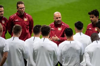 Leverkusens Trainer Peter Bosz (M.