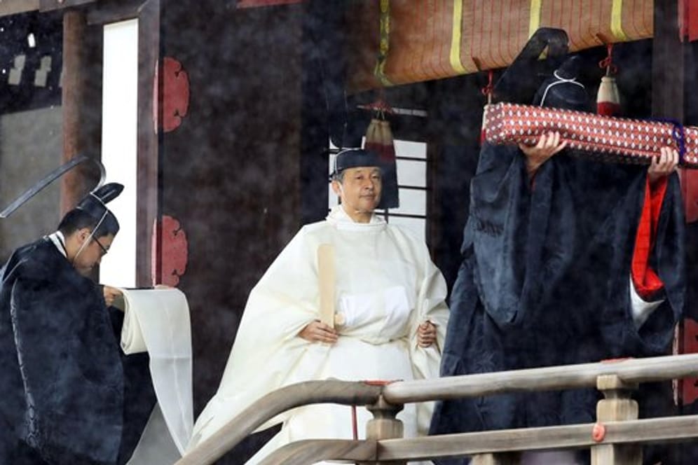 Nach dem Gebet verlässt Kaiser Naruhito den heiligen Schrein "Kashikodokoro".