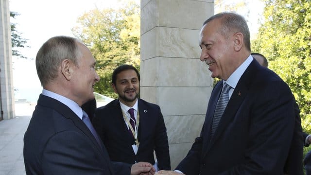 Kremlchef Wladimir Putin empfängt den türkischen Staatspräsident Recep Tayyip Erdogan in Sotschi. Kremlchef Wladimir Putin empfängt den türkischen Staatspräsident Recep Tayyip Erdogan in Sotschi.