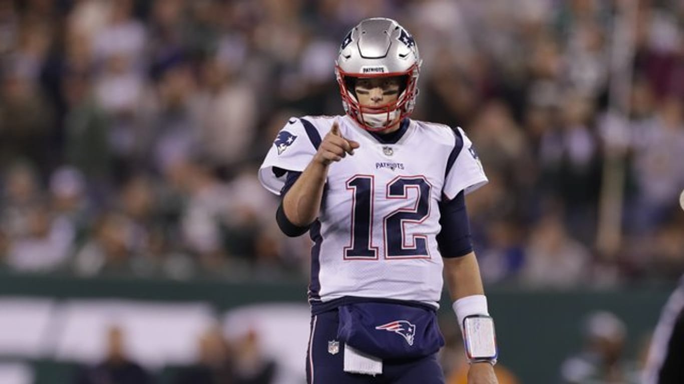 Quarterback Tom Brady und seine New England Patriots haben in der amerikanischen Football-Liga NFL einen deutlichen Auswärtssieg gefeiert.