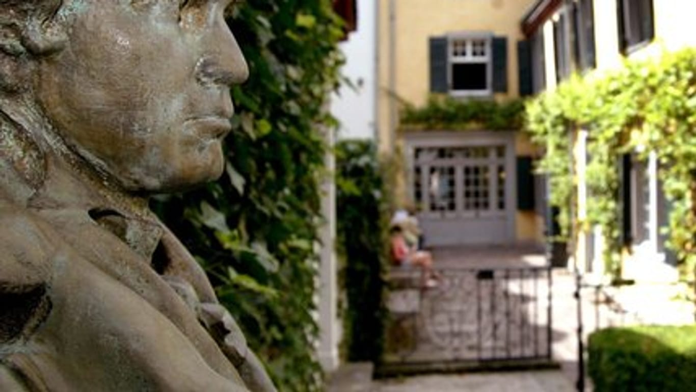 Eine Büste Ludwig van Beethovens im Garten seines Geburtshauses: In Bonn wurde der Komponist zu seiner Musik inspiriert.