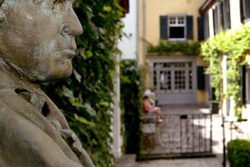 Eine Büste Ludwig van Beethovens im Garten seines Geburtshauses: In Bonn wurde der Komponist zu seiner Musik inspiriert.