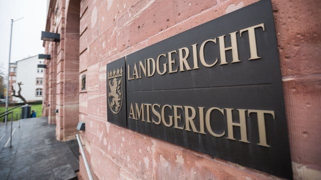 Ein Schild mit dem Landeswappen ist am Gebäude des Land- und Amtsgerichtes befestigt. Ein Schild mit dem Landeswappen ist am Gebäude des Land- und Amtsgerichtes befestigt.