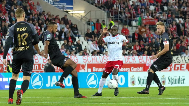 Bonner SC beim Spiel gegen Rot-Weiss Essen: Gestern spielten sie gegen den FC Wegberg-Beeck in der ersten Runde des Bitburger-Pokals.