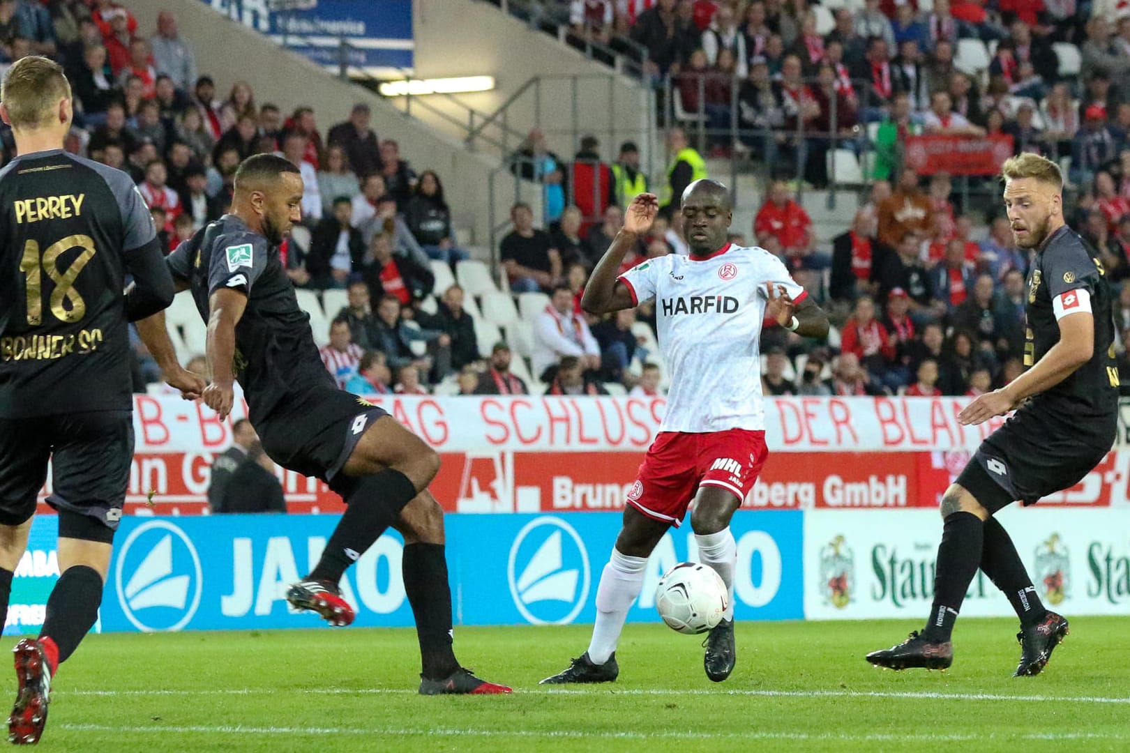 Bonner SC beim Spiel gegen Rot-Weiss Essen: Gestern spielten sie gegen den FC Wegberg-Beeck in der ersten Runde des Bitburger-Pokals.