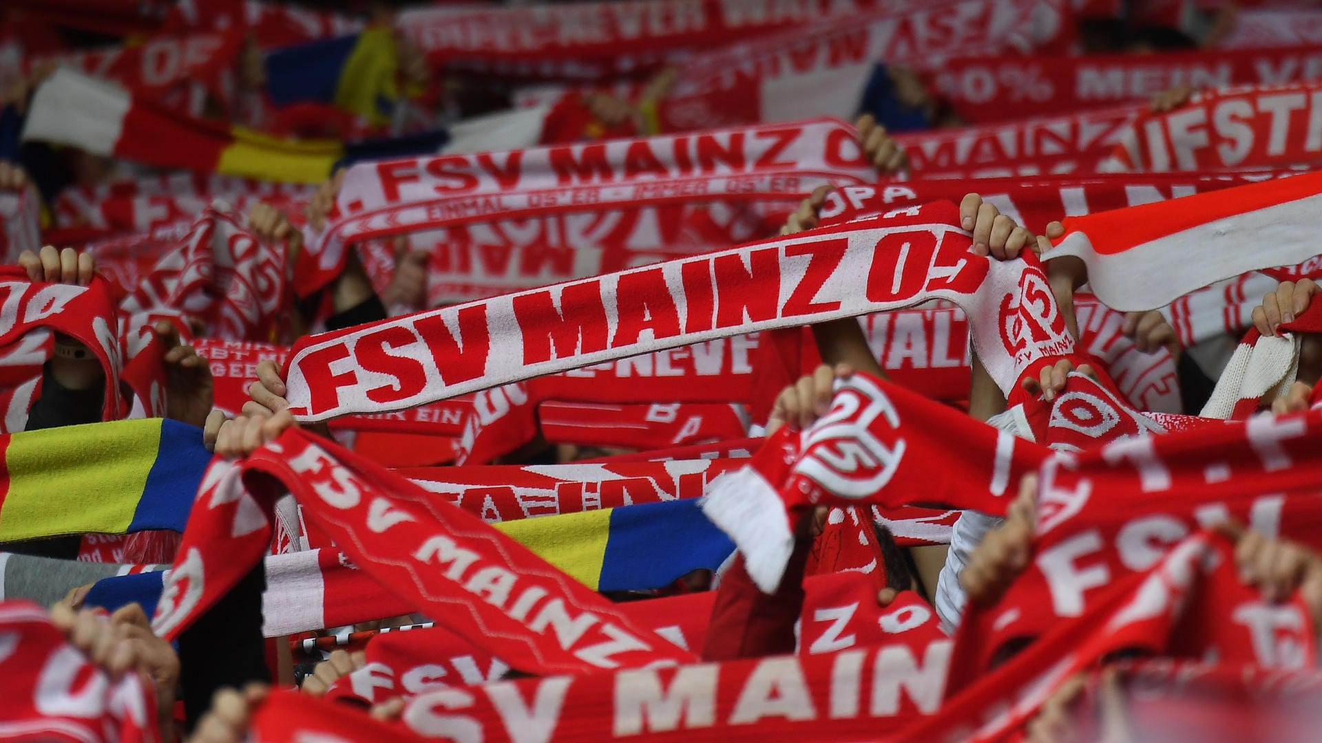 Fans des 1. FSV Mainz 05 halten ihre Schals hoch: Sportlich läuft es für den Verein derzeit nicht so optimal, wirtschaftlich dafür umso besser.