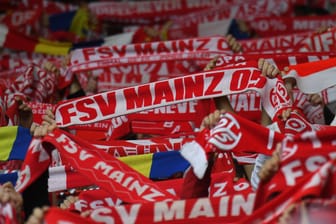 Fans des 1. FSV Mainz 05 halten ihre Schals hoch: Sportlich läuft es für den Verein derzeit nicht so optimal, wirtschaftlich dafür umso besser.
