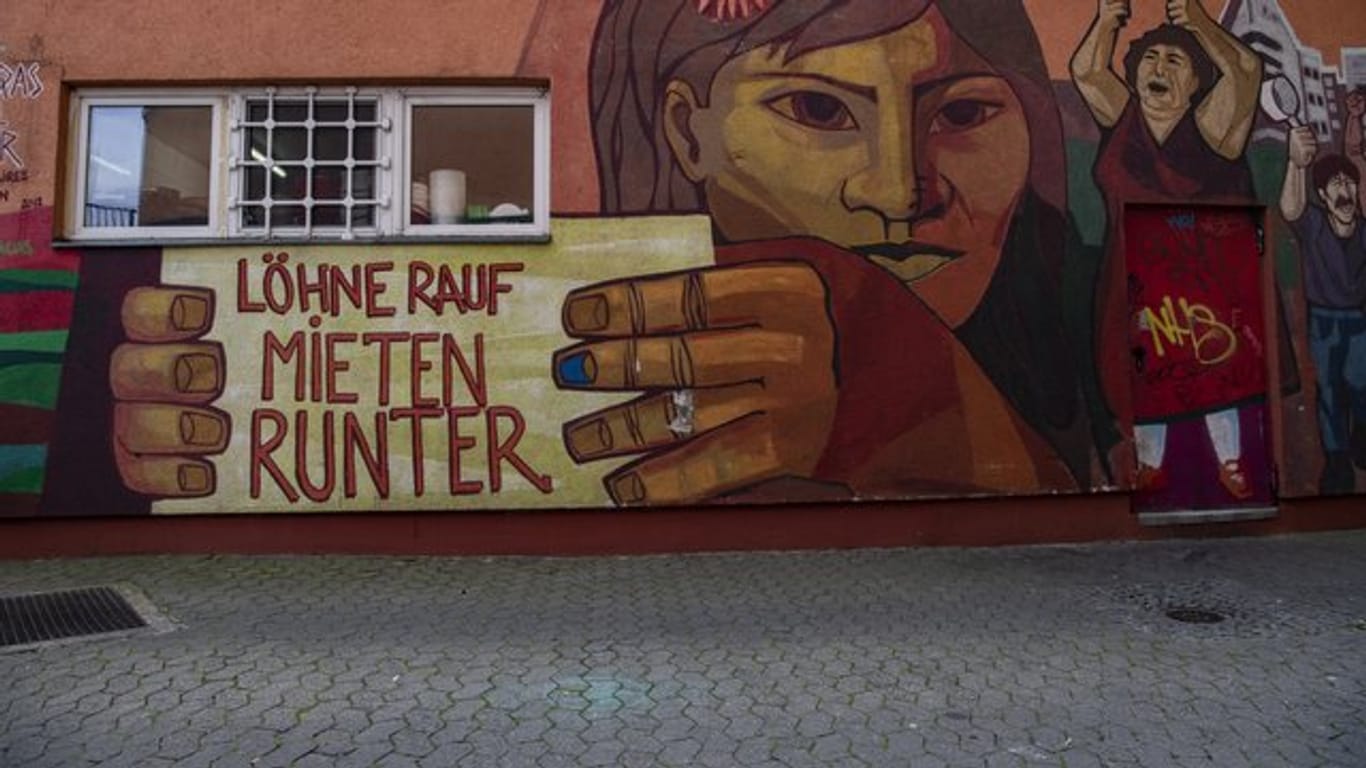 Wandbild in Berlin-Kreuzberg: "Löhne rauf Mieten runter".