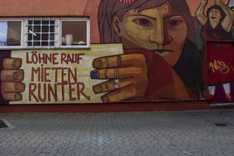 Wandbild in Berlin-Kreuzberg: "Löhne rauf Mieten runter".