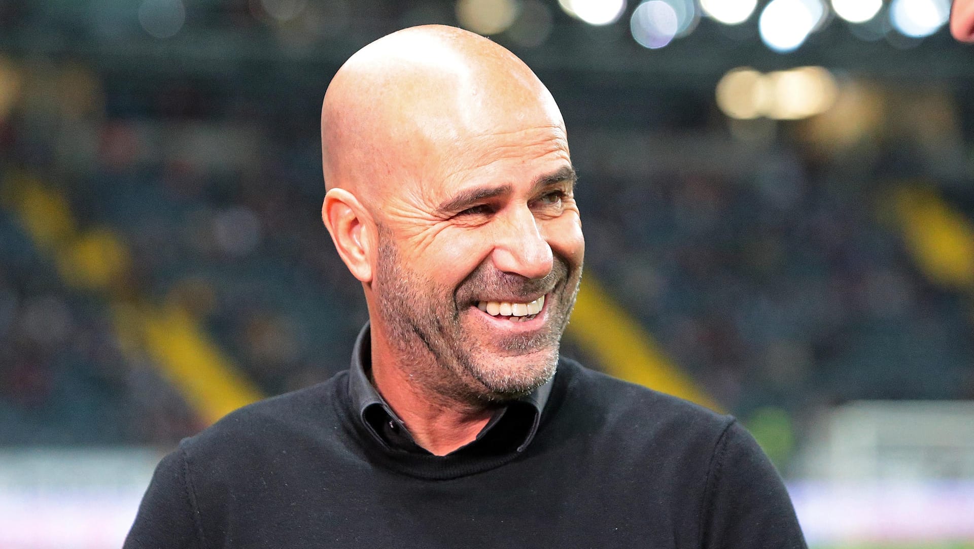 Peter Bosz lachend: Am dritten Spieltag der Champions League spielt seine Mannschaft bei Atletico Madrid.