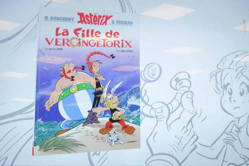 Neues Asterix-Heft auf einer Videoleinwand: Die Heldin der Geschichte ist die selbstbewusste Adrenaline.