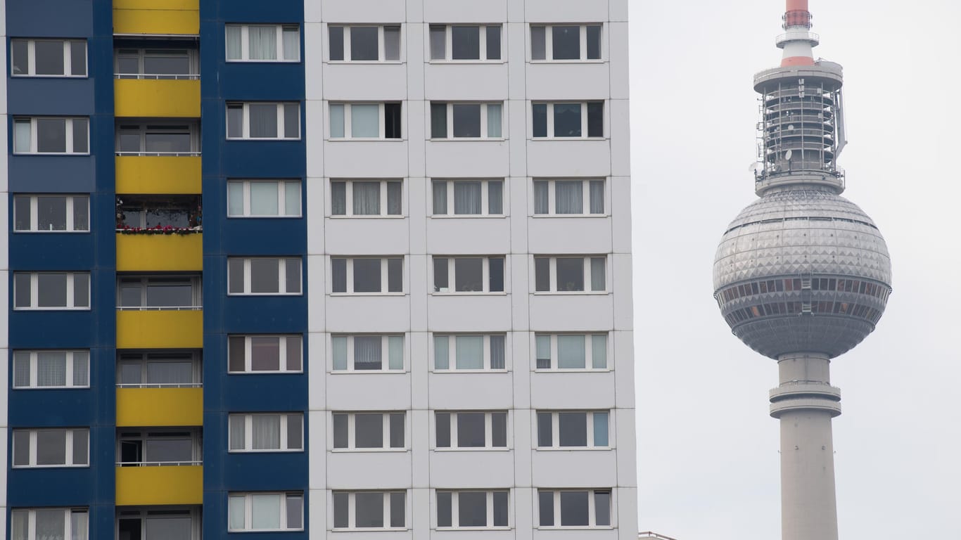 Zahlreiche Wohnungen mit dem Fernsehturm: Der Berliner Mietendeckel soll im ersten Quartal 2020 in Kraft treten.