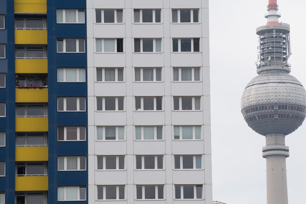 Zahlreiche Wohnungen mit dem Fernsehturm: Der Berliner Mietendeckel soll im ersten Quartal 2020 in Kraft treten.