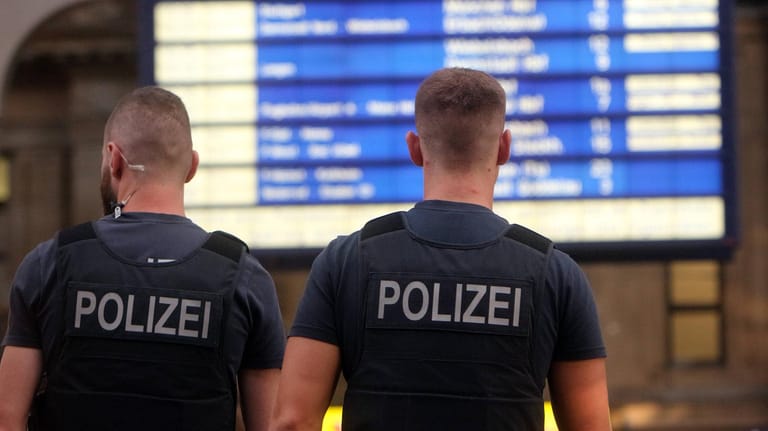 Polizei im Bahnhof: Zwischen Düsseldorf und Köln mussten die Beamten eine Leiche von einem Zug bergen. (Symbolbild)