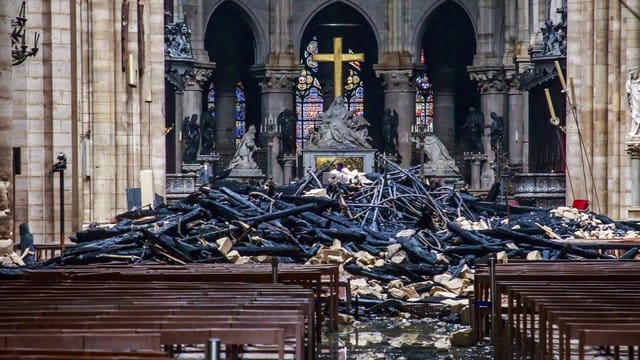 Trümmerteile und verkohlte Holzbalken im Inneren der Kathedrale. Trümmerteile und verkohlte Holzbalken im Inneren der Kathedrale.