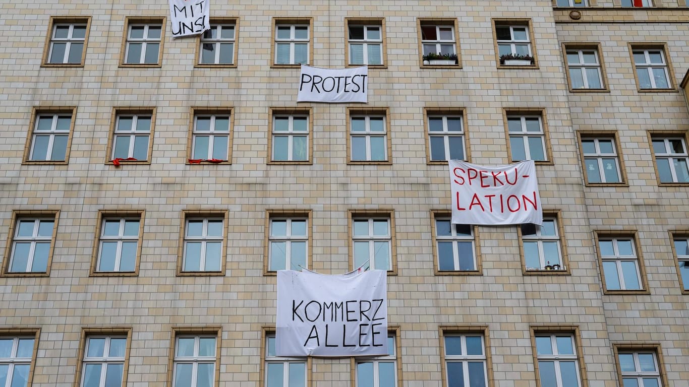 Protest gegen Mieten in Berlin: Der Senat hat nun den umstrittenen Mietendeckel beschlossen.