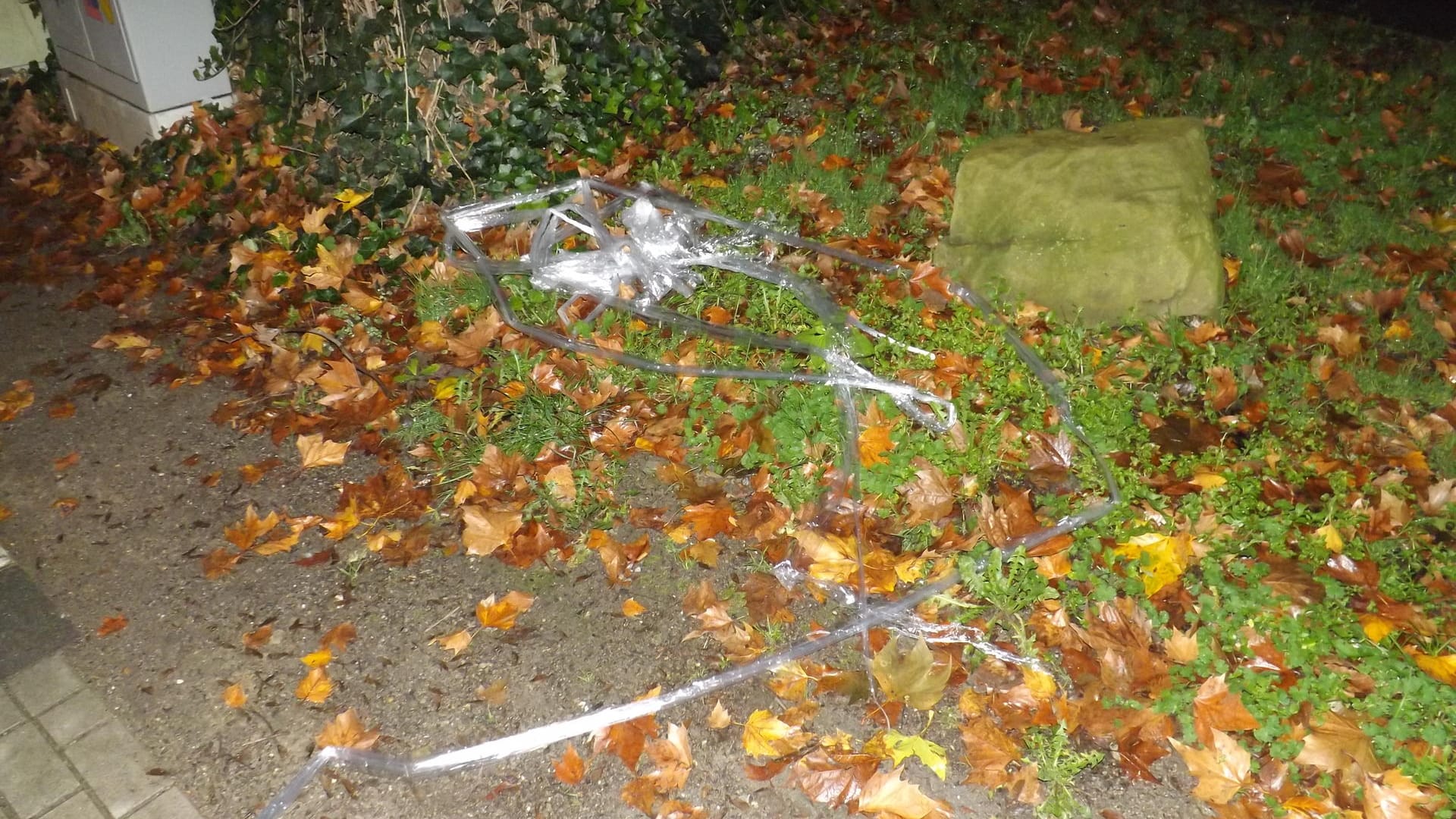 Entfernte Folie: In Bochum haben Unbekannte eine transparente Folie über die Straße gespannt.