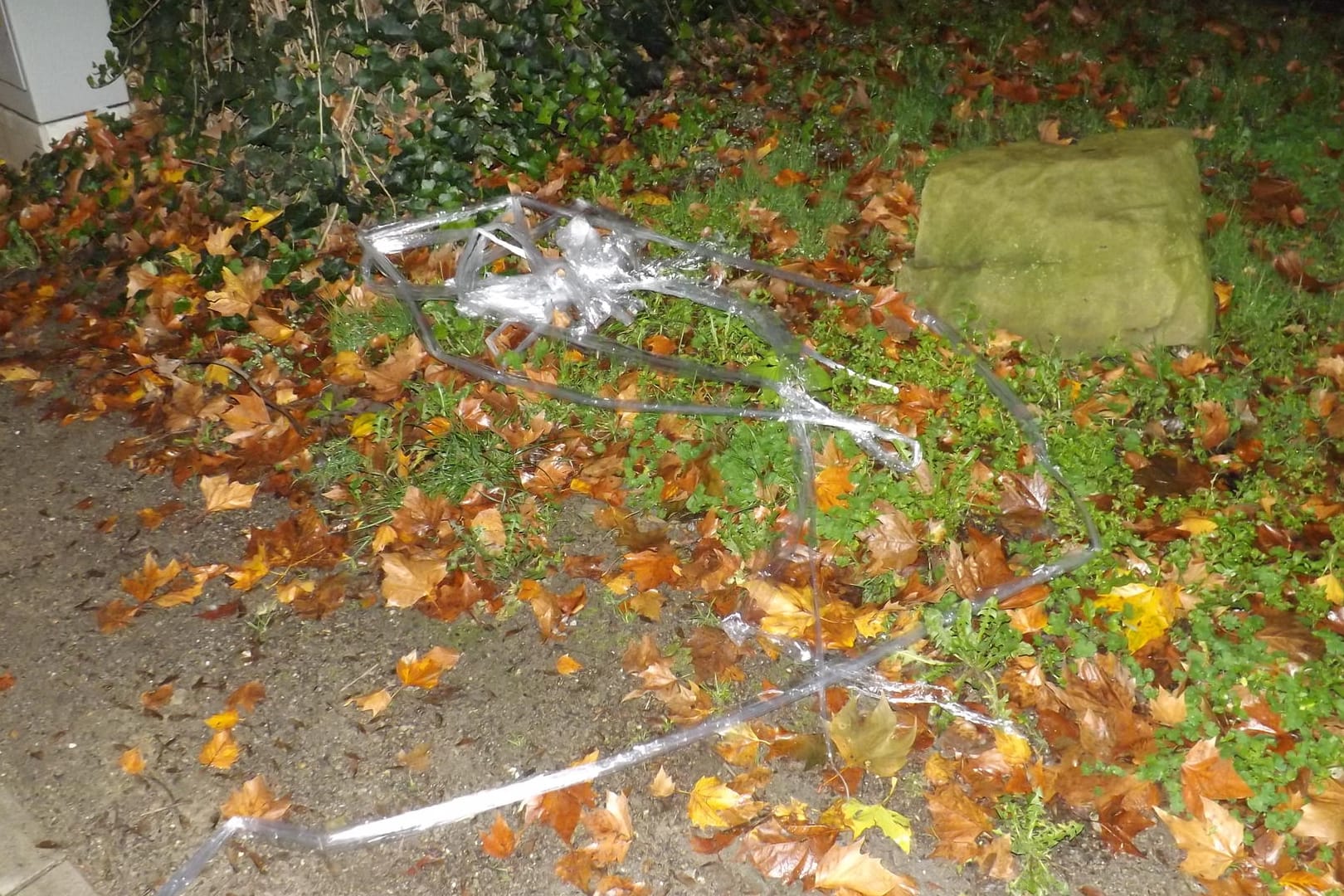 Entfernte Folie: In Bochum haben Unbekannte eine transparente Folie über die Straße gespannt.