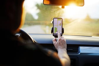 Auto-Handyhalterungen sind praktische Helfer, um einen bequemen und sicheren Blick aufs Smartphone zu haben.