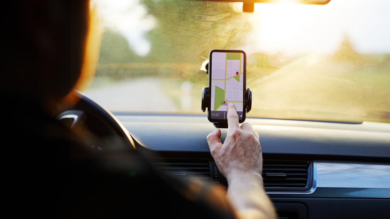 Auto-Handyhalterungen sind praktische Helfer, um einen bequemen und sicheren Blick aufs Smartphone zu haben.